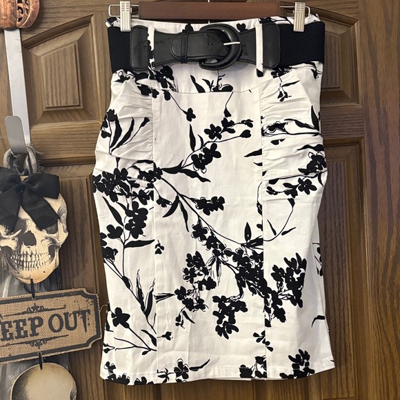 Kate Kasin Dresses & Skirts - Elegant Black and White Floral Pencil Skirt